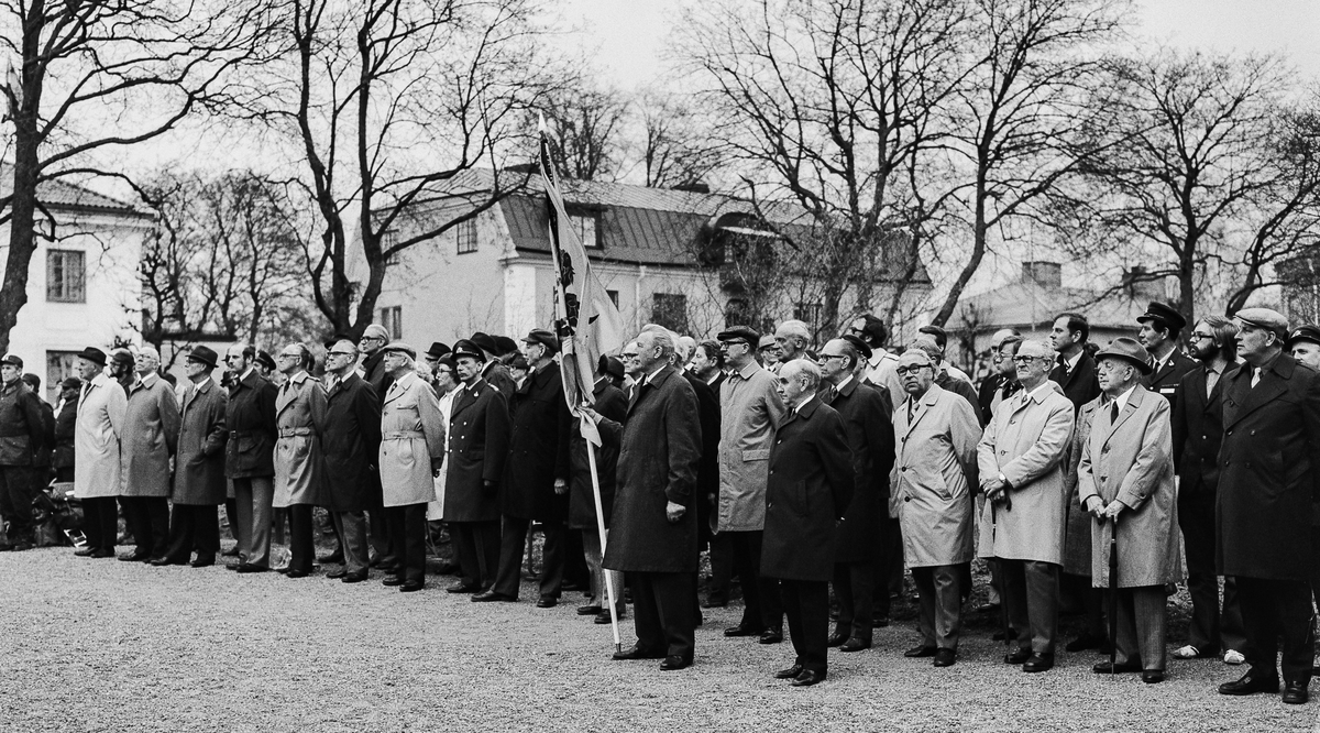 Regementets Kamratföreningar var väl representerade. Vid sidan av fanföraren, kn Karl-Ivar Nissler ser vi öv Gunnar Henricson. Mellan Nissler och Henricson fd stabschefen Torben Fornander. Längst till höger reservfanjunkaren Evert Gruséus. I uniform i främre ledet kn Alf Gustafsson.

OBS! två bilder.