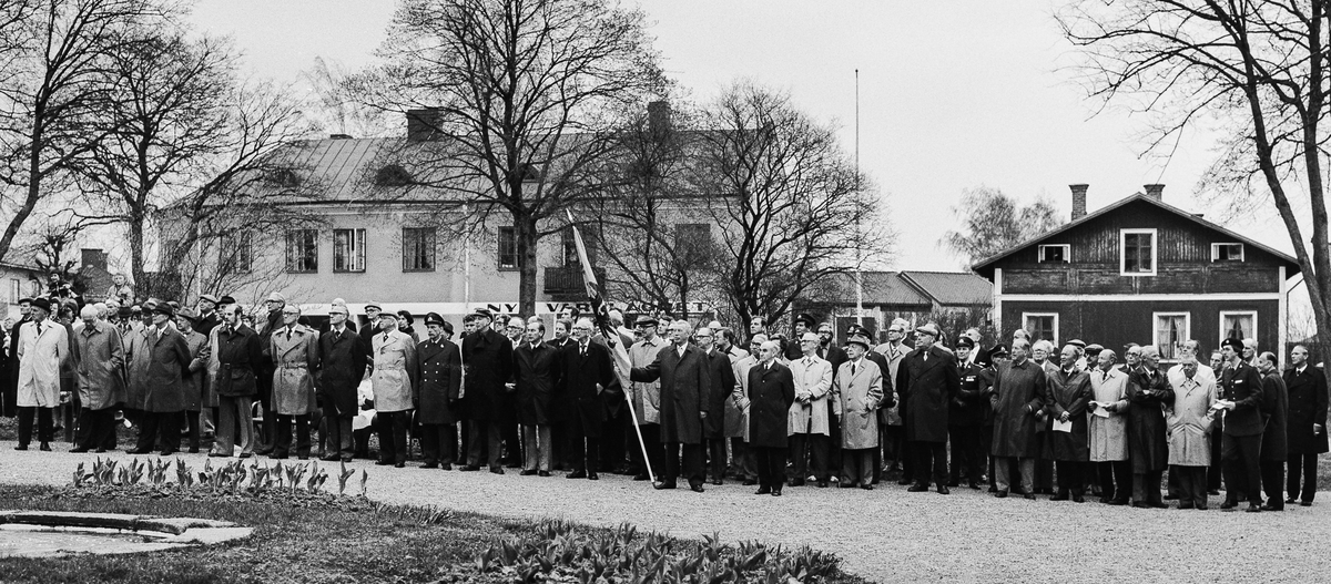 Regementets Kamratföreningar var väl representerade. Vid sidan av fanföraren, kn Karl-Ivar Nissler ser vi öv Gunnar Henricson. Mellan Nissler och Henricson fd stabschefen Torben Fornander. Längst till höger reservfanjunkaren Evert Gruséus. I uniform i främre ledet kn Alf Gustafsson.

OBS! två bilder.