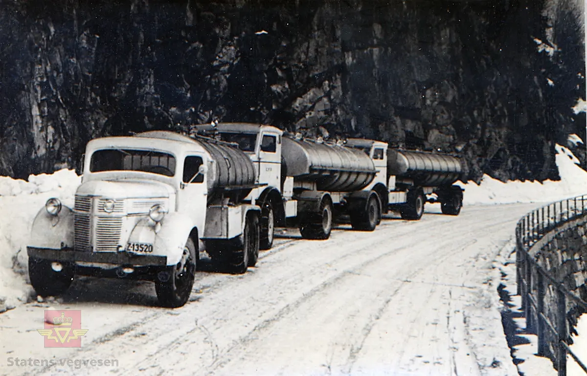 Noen mil nord for Kristiansand på Sørlandske hovedvei, trolig 1952. En Volvo tankbil med kjennemerke Z-13520 og to FWD tanksemi som har C.F.P.  initialene på bildøra. Bokstavene står for for Chr. F. Petersen.