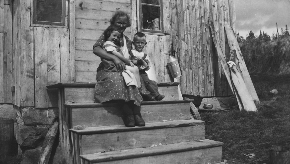 Lotte Holmen med Eivind og Bjørg Sjelmo på trappa på Hjartfjellneset.