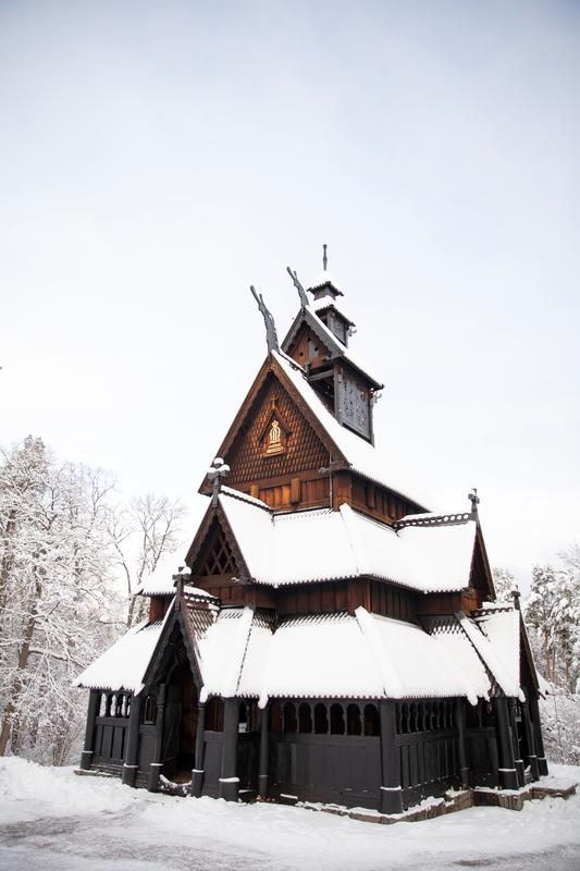 Gol stavkirke med snø på taket.