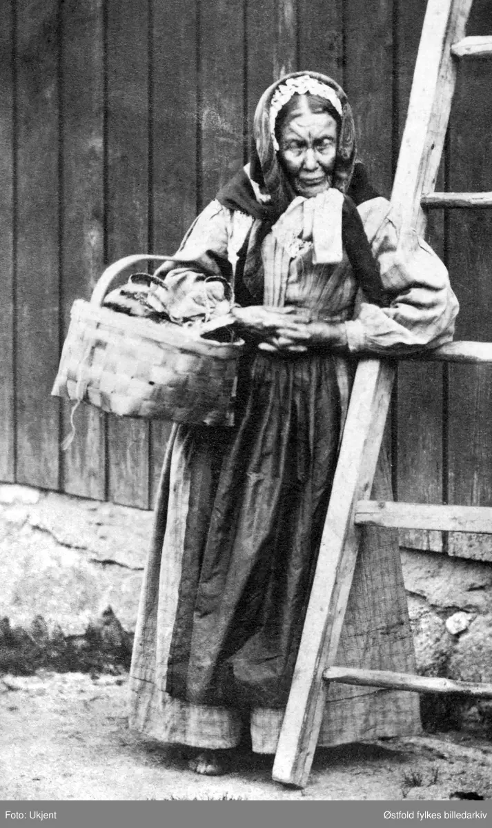 Mari Bøa i Råde, legdekjerring i Råde, ca. 1865-70.
"Lægdekjærring Mari Bøa vanket stadig paa Færjestan og fik sig en taar Kaffi" påskrevet på bakside av visittkort.
Færjestan på Solli i Tune.

"Ho Mari jikk i nøa, å selte gåtter og tigde føa. Ho var en stann å tente, der der va læit å væra, fekk e sjeppe poteteter te  å setta i lønn. 
- jæ fekk sett e sjeppe poteter da døm sette sinne, å de første døm bynnte å ita tå de var  minne - de vet ingen åt jæ læi  dem de så, det, sao Mari Bøa .Etter Kristian Strømshaug, Råde. 
Originalfoto i visttkoprtformat innkommet 1977 (fra hvem?), skriver Truls Nygaard.