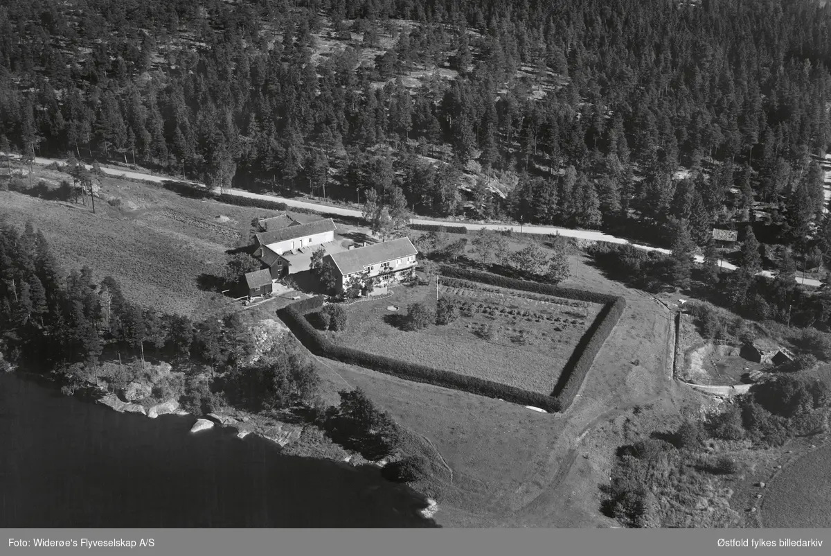 Stenbekk, gnr.60 bnr .6. Tune barnehjem. Flyfoto 1951.