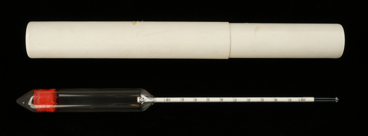 Glasskolbe med målemerker innpakket i pappkogger