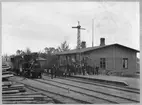 Gamla stationshuset. Station öppnad 1884. Då byggdes envånings stationshus i trä,  lokstall och verkstad. Mekanisk växelförregling. Ny station byggdes 1949 av SJ. Den lades ned 1960. 
Stationspersonalen står uppställd på traditionsenligt vis.
BÖJ lok 2, Smyge, tillverkat av Hanomag Hannover 1887. Det var ett litet tyskbyggt tanklok med en vikt av 18 ton.