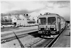 Stationen öppnad 1928 med en- och enhalvvånings stationshus i trä, sammanbyggt med godsmagasinet. Nu för tiden är den säsongstation. 
Motorvagn SJ Y1 1343. Y1 är en dieseldriven motorvagn som byggdes enligt Italiensk- Fiat licens i Sverige av Kalmar Verkstad. Motorvagnen trafikerade på Inlandsbanan och är exteriört målad i inlandsbanans färgsättning. 