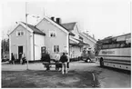 Del av bangården vid Arvidsjaur station. Stationen öppnad 1928 med en- och enhalvvånings stationshus i trä, sammanbyggt med godsmagasinet. Nu för tiden är den säsongstation.