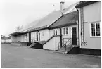 Del av bangården vid Arvidsjaur station. Stationen öppnad 1928 med en- och enhalvvånings stationshus i trä, sammanbyggt med godsmagasinet. Nu för tiden är den säsongstation.