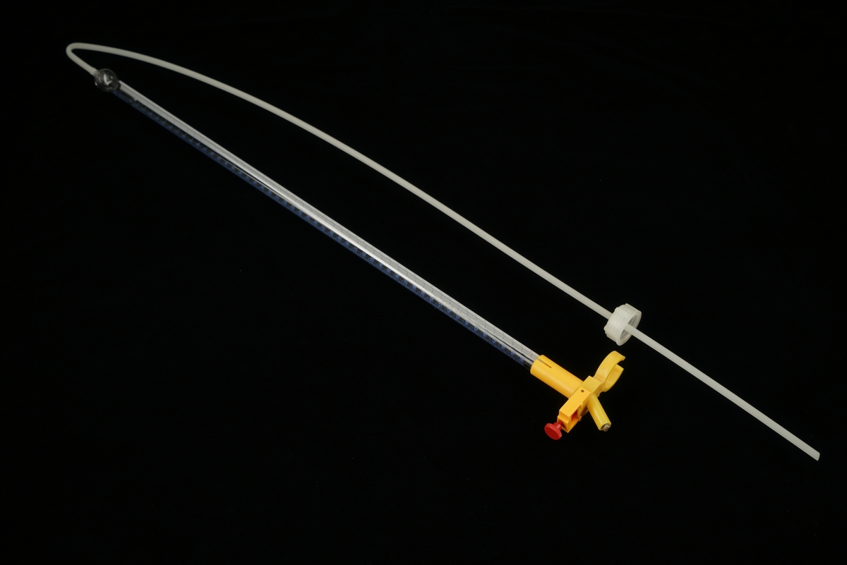 Plastboks med lokk inneholdende  fire plastflasker med skrukork med kjemikalier, ett målebeger, en sprøyte og en pipette, samt to typer bruksanvisning.