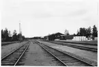 Del av bangården vid Arvidsjaur station. Stationen öppnad 1928 med en- och enhalvvånings stationshus i trä, sammanbyggt med godsmagasinet. Nu för tiden är den säsongstation.