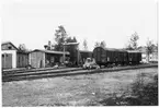 Del av bangården vid Arvidsjaur station. Stationen öppnad 1928 med en- och enhalvvånings stationshus i trä, sammanbyggt med godsmagasinet. Nu för tiden är den säsongstation.