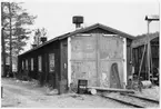 Del av bangården vid Arvidsjaur station. Stationen öppnad 1928 med en- och enhalvvånings stationshus i trä, sammanbyggt med godsmagasinet. Nu för tiden är den säsongstation.