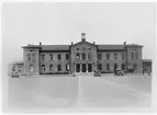 Arvika station öppnad 1867. Stationshuset ritades av arkitekt Edelsvärd. Nytt godsmagasin uppfördes 1930. Nordvästra Stambanan elektrifierades 1937. 
Stationshus från gatusidan.