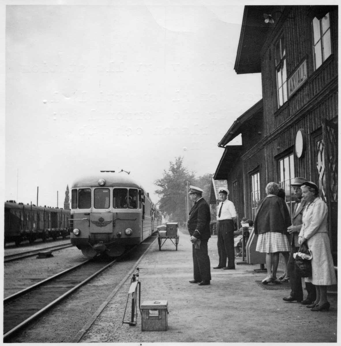 Sistadagsfoto av Axvalls station torsdagen den 31 augusti 1961 .
Tjänstgörande personal är Stationsmästare  R. Carlsson och Ftb. S. Johansson. Motorvagnen är SJ YCo5p 876, tillverkad av Hilding Carlsson, slopad 1970.