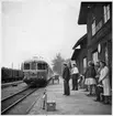 Sistadagsfoto av Axvalls station torsdagen den 31 augusti 1961 .
Tjänstgörande personal är Stationsmästare  R. Carlsson och Ftb. S. Johansson. Motorvagnen är SJ YCo5p 876, tillverkad av Hilding Carlsson, slopad 1970.