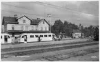 Station öppnad 1894. I samband med Skelleftebanans öppnande tillbyggdes stationshuset 1910, tvåvånings stationshus i trä. På 1930-talet ombyggdes och moderniserades stationshuset. Järnvägen elektrifierades 1941. Godstrafiken upphörde 1997.
Elok som syns i kanten av fotot är SJ Dk 409, tillverkat av ASEA 1936. Skrotades 1975 i Malmö.