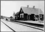 Bergsbacken, station öppnad av Limedsforsen - Särna Järnväg, LiSJ 1928 med envånings stationshus i trä sammanbyggt med godsmagasinet. 
På fotot syn stolpvagnar med bromshytt.