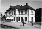 Stationen öppnad av Nässjö- Oskarshamn Järnväg, NOJ 1874. Första stationshus var envånings i trä, det brann i en eldsvåda. 1898 byggdes nytt stationshus två våningar, putsat som tillbyggdes med en våning 1903. Godstrafiken nedlades 1990.