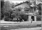 Stationen anlades 1859. 
Nytt stationshus, envånings i trä, uppfördes 1946-47 ca 100 m väster om den smalspåriga banans stationshus.