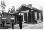 Nytt stationshus, tvåvånings i trä, sammanbyggt med godsmagasinet, byggt bredvid 1945.