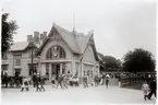 Provisoriskt stationshus i trä.Byggt 1901. Huset flyttades 1902 till Leråkra. Nytt stort stationshus i trä byggt 1902.Tillbyggt för telegrafens räkning 1928. Överlämnat till SJ som busstation 1939. Sålt till Lomma kommun i början av 1970-talet. Använt som fritidsgård.