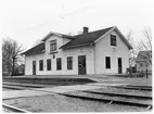 Stationen byggd 1889 av WHJ .Station med stationshus från 1890. Det finns år 1991 kvar och är numera uthyrt. Kvar är också uthus, lastkaj, godsmagasin och lastbrygga. Persontågsuppehåll slopade fr o m sommartidtabellen 1977 . Station anlagd 1889. En- och enhalvvånings putsad stationsbyggnad. 
WHJ ,Vittsjö - Hässleholms Järnväg