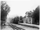 VGJ Björboholm station omkring år 1935.
Trafikplats anlagd 1899. Stationshus i en och en halv våning i trä. 1937 företogs en utbyggnad för att skaffa plats för Pressbyråns kiosk och en bostadslägenhet. 
VGJ , Västergötland - Göteborgs Järnväg
VGJ lok 5
