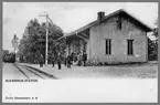 Kopia av vykort från Örebro Konstindustri A.B.
Blidsbergs station.
En ny  bansträckning drogs några hundra meter bort och stationshuset ersattes 1906 av ett nytt vid den nya bandelen.