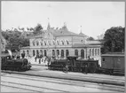 Borås nedre station år 1900. Till vänster GBJ lok Littera K 4. Till höger WBJ lok 4 