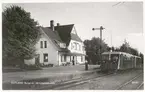 Burgsvik station. Rälsbussen är byggd 1946 och hade då littra GJ Yo 4. 1948 fick den littra SJ Yo1p 687.