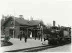 Byringe station. Norra Södermanlands Järnväg, NrSlJ lok 3.