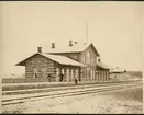 Vy vid Charlottenberg. Stationen öppnad 1865. Eldrift österut 1937, västerut mot Norge 1951.Stationshuset moderniserades och utrustades med värmeledning 1931. Lokstallet byggdes ut 1879 och 1928 och år 1937 drogs  det in värmeledning. Det ena övernattninghuset, 9A, tillbyggdes 1883. I byggnaden är även tulllokalerna inrymda. Även övernattninghuset nr 8 utrustades med värmeledning 1931.Mekanisk växelförregling.Öppnad 4/11 1865. Hållplats 1/10 1994, men kvar som trafikteknisk station.