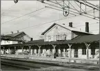 Vy vid Charlottenberg. Stationen öppnad 1865. Eldrift österut 1937, västerut mot Norge 1951.Stationshuset moderniserades och utrustades med värmeledning 1931. Lokstallet byggdes ut 1879 och 1928 och år 1937 drogs  det in värmeledning. Det ena överliggningshuset, 9A, tillbyggdes 1883. I byggnaden är även tulllokalerna inrymda. Även överliggningshuset nr 8 utrustades med värmeledning 1931.Mekanisk växelförregling.Öppnad 4/11 1865. Hållplats 1/10 1994, men kvar som trafikteknisk station.