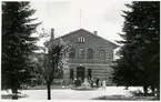 Vy vid Charlottenberg. Stationen öppnad 1865. Eldrift österut 1937, västerut mot Norge 1951.Stationshuset moderniserades och utrustades med värmeledning 1931. Lokstallet byggdes ut 1879 och 1928 och år 1937 drogs  det in värmeledning. Det ena överliggningshuset, 9A, tillbyggdes 1883. I byggnaden är även tulllokalerna inrymda. Även överliggningshuset nr 8 utrustades med värmeledning 1931.Mekanisk växelförregling.Öppnad 4/11 1865. Hållplats 1/10 1994, men kvar som trafikteknisk station.