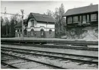 Vy vid Dagarn.Stationen anlades 1899 och i mitten av 1930-talet ombyggdes stationshuset varvid lokalerna omplacerades