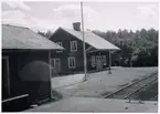 Vy vid Dala Finnhyttan. Spår fanns åt sydost 1,6 km i en vid båge åt ost-norr-nordost till Smältarmossens gruva och anrikningsverk, rivet före 1963.
Stationshuset avsågs rivas i maj 2009, men ägaren Boliden AB tog intryck av folkopinionen och beslöt att i stället renovera huset och skänka det till ortens hembygdsförening