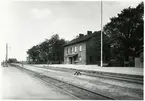 Stationen byggd 1893 av Malmö- Tomelilla Järnväg, MöToJ. Stationen anlades 1893. Tvåvånings stationshus i tegel. Mekanisk växelförregling