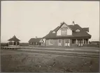 Vy vid Dala-Järna. Hette tidigare Uppsälje.Stationshuset uppfördes 1902. Några större ombyggnadsarbeten har sedan dess ej ägt rum