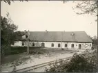 Dalkarlsberg station. Byggnaden innehöll bland annat lokstall och verkstad.