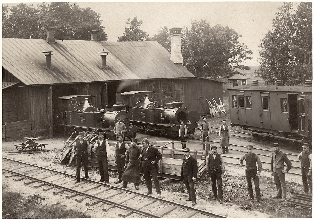 Lokstallarna i Dannemora. Foto i trafikkchefsskrift 1885. DHJ lok 1 "HARG", DHJ lok 3 "Ramhäll"