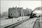 Eds station , järnvägshotellet i för grunden.
Stationen anlades 1879.
Pingstaftonens förmiddag 1910 brann stationen ned till grunden tillsammans med Hotell Drott, Lilla Hotellet och Järnvägshotellet. Stationsbyggnaden var från sitt ursprungliga skick påbyggd med en våning, samt en farstu norrut. 1912 stod det nya stationshuset färdigt. Intill dess användes en reservstation i en fastighet som tillhörde DJ och som låg vid spårområdet på södra sidan. 
DJ , Dalslands Järnväg