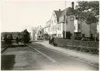 Ed station och hotell. Kontinentaltåget kommer .
Stationen anlades 1879.
Pingstaftonens förmiddag 1910 brann stationen ned till grunden tillsammans med Hotell Drott, Lilla Hotellet och Järnvägshotellet. Stationsbyggnaden var från sitt ursprungliga skick påbyggd med en våning, samt en farstu norrut. 1912 stod det nya stationshuset färdigt. Intill dess användes en reservstation i en fastighet som tillhörde DJ och som låg vid spårområdet på södra sidan. 
DJ , Dalslands Järnväg