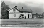 Stationen anlades 1897. 1944 moderniserades byggnaden, som då fick vatten, avlopp och tidsenlig utrustning. Expeditionslokaler, väntsal och bostadslägenhet restaurerades samtidigt. Envånings träbyggnad