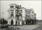 Eksjö ststion.
Station anlagd 1873. Nybyggt stationshus, två våningar i tegel, 1897. Den första stationsbyggnaden envånings i trä. Nytt stationshus 1897. godsmagasinet brann 1902, ersatt med ett nytt 1903. Nytt lokstall 1898. 1874 byggdes en järnvägsverkstad med korsvirke och tegel. Denna brann 1922. Ny verkstad byggd 1916 - 1923.