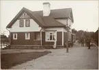 Öppnad 20.10.1879 . Den ursprungliga stationsbyggnaden ersatt av en ny 1905