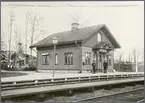 Trafikplatsen anlades av NrSlJ 1895. Stationshuset har sedan dess ej undergått någon större förändring. Bangården har fått spår 3 förlängt .
NrSlJ , Norra Södermanlands Järnväg