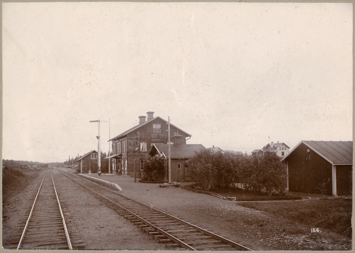 Enafors station är en anrik träbyggnad som uppfördes så tidigt som 1881 i samband med att Mittbanan byggdes och invigdes av Sveriges kung Oscar ll.