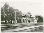 Järnvägsstationen i Emmaboda. Mellan år 1874-1941, tillhörde stationen järnvägsbolaget Karlskrona - Växjö järnvägar, och efter 1941 tog SJ Statens Järnvägar över.