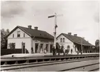 Ervalla station, föreningsstation med Nora - Ervalla Järnväg ( Nora Bergslags Järnväg, NBJ). Trafikplatsen anlades av Köping - Hults Järnväg och öppnades för trafik 5 mars 1856. Stationen övertogs av SJ, Statens Järnväg i samband med köpet av bandelen Frövi - Örebro.