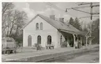 Ervalla järnvägsstation. 
Bakändan på bussen T 724. Detta är en skum buss med SKV-kaross. Den anges i bilregistret som en Volvo B 513 årsmodell 1946 men har chassinumret 140-180 och en FE-motor. Det kan tänkas röra sig om en s k Ramlös Boxer. Nora Bergslags Järnväg, NBJ, var ägare av bussen och hade ytterligare en med samma chassibeteckning, därtill en eller två som helt uppenbart ingick i de totalt 20 kända ramlösa boxerbussarna från Katrineholm. Karossen var alltså en självbärande träkonstruktion med fram- och bakvagn samt drivlina från Volvo.